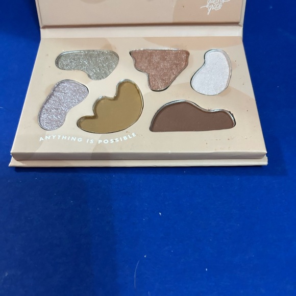 Glam and Grace Day Dream Believer Eye Shadow Palette and Speckled Highlighter - Picture 2 of 3